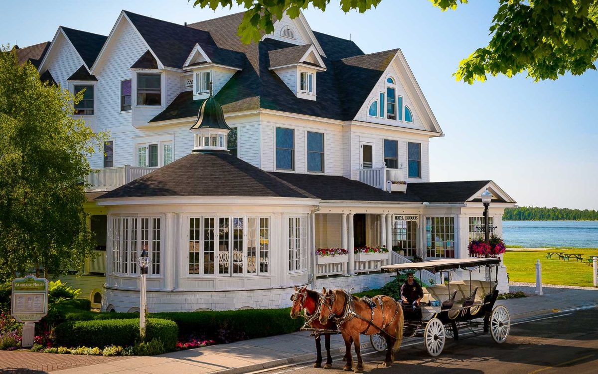A horse-drawn carriage in front of the hotel.