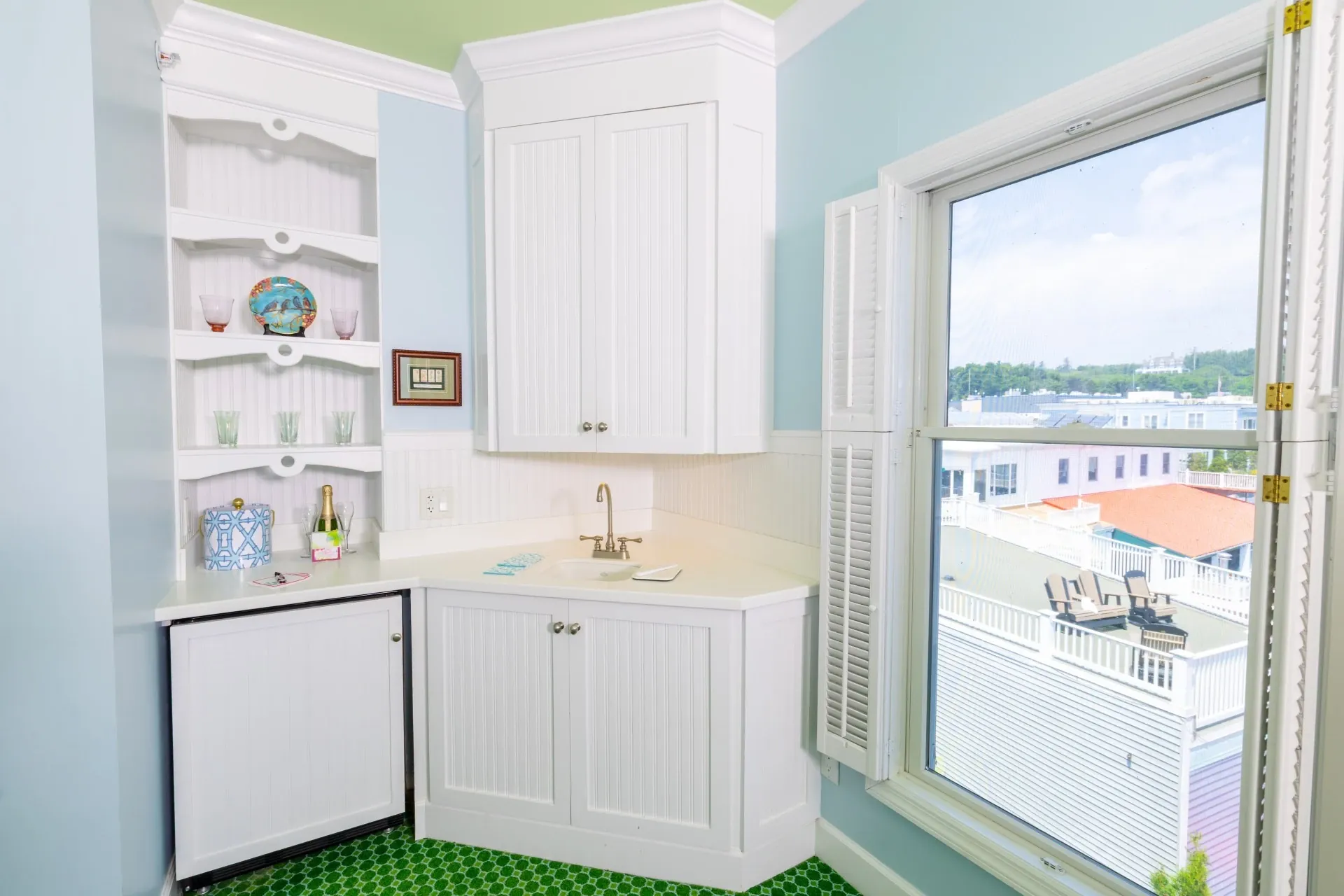 A kitchenette and a hotel room